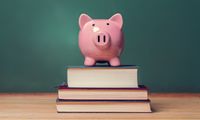Kosten und Gebühren eines Medizinstudiums in Riga - Sparschwein auf einem Bücherstapel